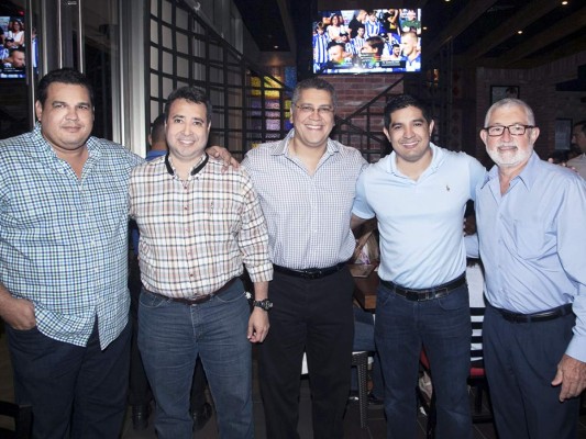 Representantes de la franquicia UNO Chicago: Arnoldo Aparicio, Oscar y Luís Solís, Victor Aparicio, con Juan Ramón Collart. Foto: Jorge González