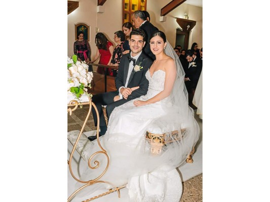 Los novios Ricardo José Córdoba Andonie y Denisse Roxanda Chinchilla Ayestas, en la iglesia Nuestra Señora de Suyapa. Fotos:Daniel Madrid.