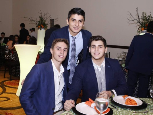 Seniors de la EIS celebran almuerzo