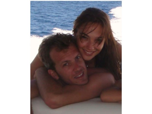 Por su parte, Gal Gadot decidió compartir lo maravilloso de su amor con una foto del 2006 junto a su esposo, el empresario Jaron Varsano.