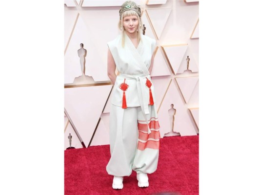 Aurora Aksnes: la cantante noruega optó por un atuendo inspiración asiático oversize <br/>