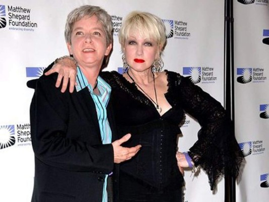 Ellen y Cindy Lauper. 'Cuando me lo confesó yo solo le di el abrazo más grande y le dije que la amaba, pero lo sabía ya desde hace mucho tiempo. Aunque las cosas están mucho mejor ahora de lo que estaban en los años 80, todavía tenemos un largo camino por recorrer'.