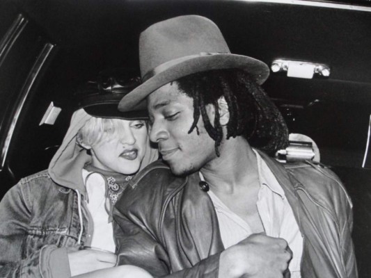 Madonna y Jean Michel Basquiat. En los 80, Madonna vivió un romance con el fallecido pintor neoyorquino Jean Basquiat, la cantante terminó con él debido a su adicción a la heroína. El 12 de agosto de 1987, a los 27 años, Basquiat murió de una sobredosis.