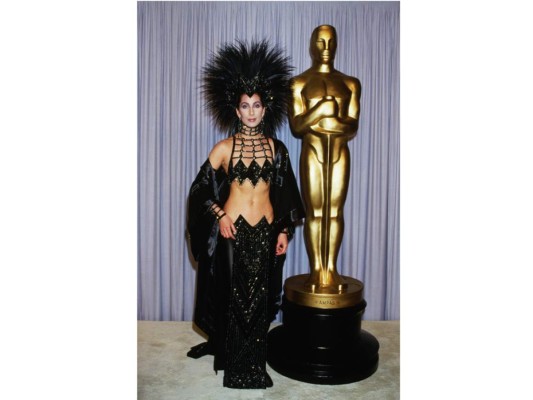 La lista no podría estar completa sin Cher, en 1986 las cosas quizás eran diferentes, pero su atuendo de diosa de carnaval, definitivamente no era el mejor para una entrega de premios, su vestido y penacho se volvieron épicos