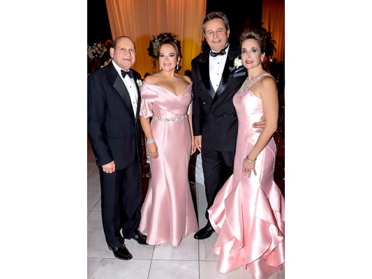 Armando y María Elena López con Harry y Susana Panting.