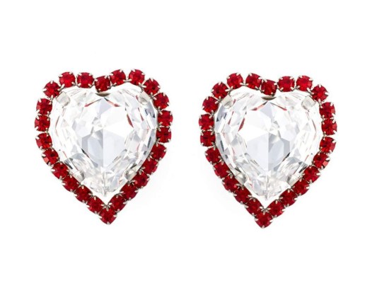 Pendientes de corazón con cristales y piedras rojas de Christopher Kane