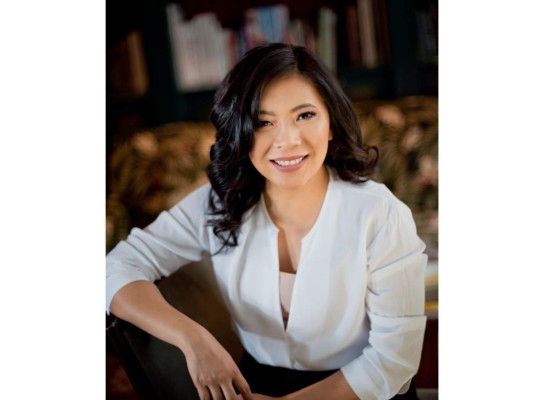 MIN CHEN <br/>CEO de Redoxigen<br/>LA PANAMEÑA QUE COMPITE CON SILICON VALLEY<br/>Ingeniera, Emprendedora e Innovadora. Fundó  REDOXIGEN, empresa de soluciones tecnológicas colocando a Panamá en el mapa de las startups de Latinoamérica. Así mismo, lanzó con su hermano Ricardo Chen- INTERFASE, el primer juego de realidad aumentada de Panamá, conectando comercios con jugadores y funciona como un canal de posicionamiento digital para grandes y medianas empresas.
