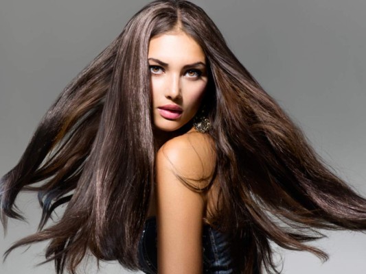 Vitamina A. Favorece el buen estado del cabello y uñas y ayuda a remover las manchas de la vejez. Favorece la cicatrización de los tejidos. Los alimentos ricos en esta vitamina son hígado, yema de huevo, espinaca, lechuga y pescado.