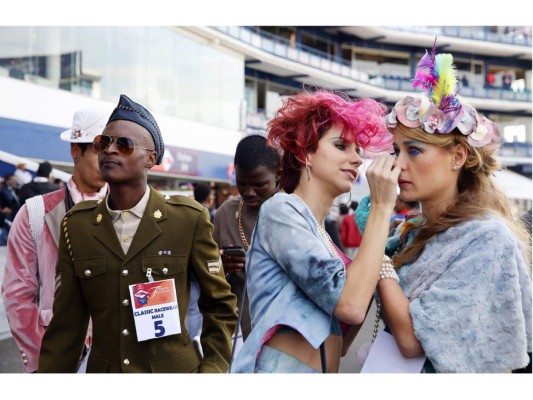 La carrera de caballos de Durban July es la más grande en el continente africano y un evento donde las celebridades y la alta sociedad sudafricana se disfrazan para asistir. Atrae a cerca de 100 mil espectadores y las apuestas se colocan en más de 20 millones de dólares.