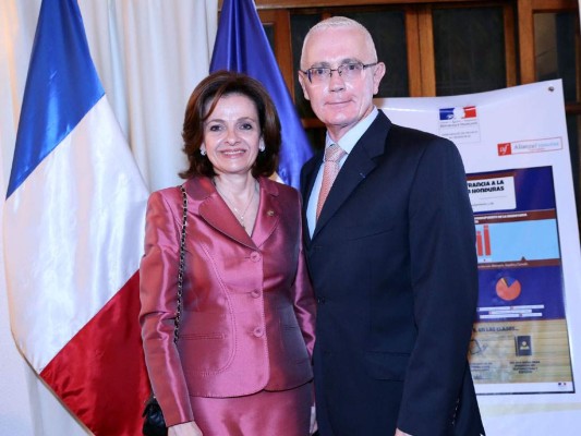La vicecanciller María del Carmen Nasser y el embajador de Francia en Honduras Phillipe Ardanaz