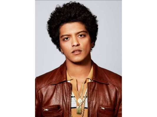 Peter Hernández, mejor conocido como Bruno Mars, fue criado en Hawái. Su madre es de Filipinas y su padre de Puerto Rico. Se convirtió en el primer hombre con raíces latinas en salir en una portada Playboy. ¡Increíble!