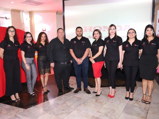 El staff de Excel Automotriz en el lanzamiento