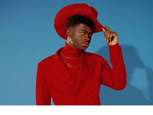 Lil Nas X<br/> ¡Este joven es todo un personaje! Montero Lamar, o como se hace llamar, Lil Nas, es un compositor, cantante, rapero americano. Con su pegajoso hit Old Town Road presencia en las redes y su único estilo de vaquero, es fácil entender porqué Time lo llamó uno de los artistas más influénciales de la época. Es un gran representante para la Gen-Z y para la comunidad LGBTQ.