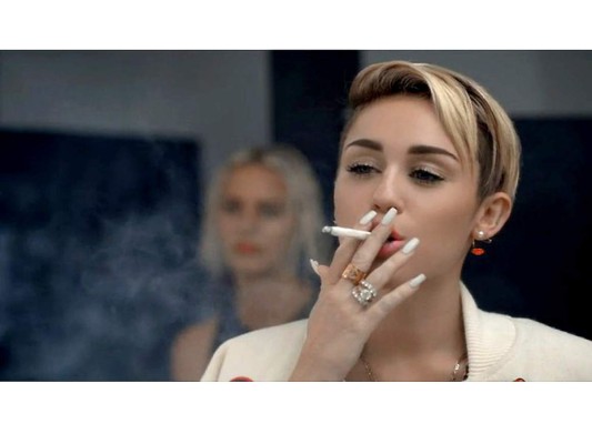 No es extraño ver a Miley fumando marihuana y cigarrillos