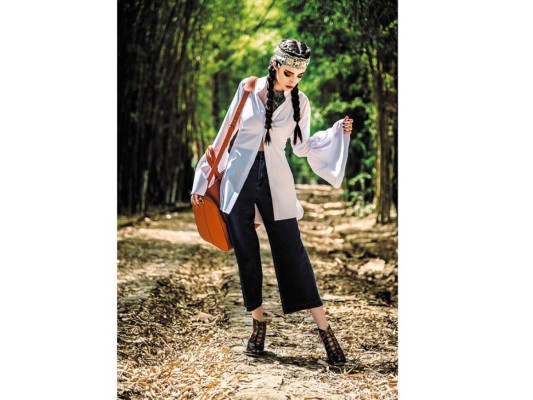 El dress code del VERANO exige mucho DENIM, con detalles bordados en COLORES intensos que lo renuevan.<br/>