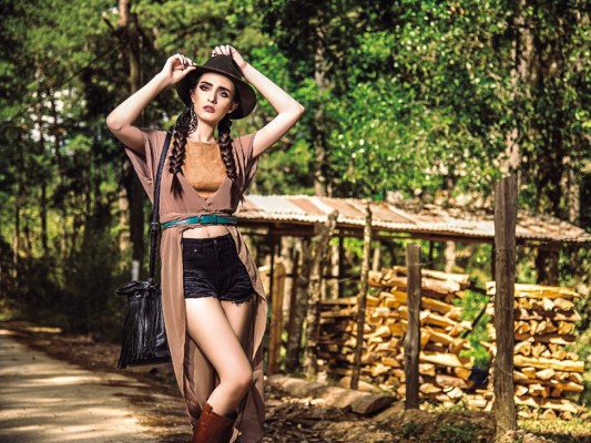 The chic traveler. La moda nos lleva a jugar con texturas como denim, suede, cuero y chiffon de seda. La gama de café y chocolate se fusiona a la perfección con el negro en una propuesta cómoda y femenina a la vez. Sombrero, top, shorts, faja y cartera by Forever 21 y túnica by Roka. A la derecha. El color es la mejor apuesta para recibir el verano. Vestidos de aires bohemios en tonalidades contrastantes son la consigna a seguir. Vest y vestido by Roka; cinturón, anillos y cuff by Forever 21<br/>