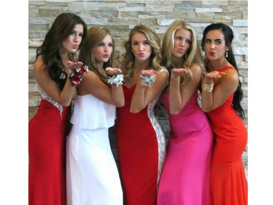 ¡Las poses perfectas para posar con tus amigos en la Prom!