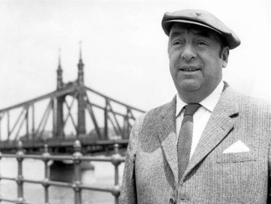 Pablo Neruda. Para García Márquez, Neruda fue el mejor poeta que tuvo el siglo XX; sus composiciones como Me gustas cuando callas, su compilación de 20 poemas de amor y una canción desesperada, son de sus más reconocidas obras literarias, que hacen que millones de lectores amen los libros de este reconocido escritor.