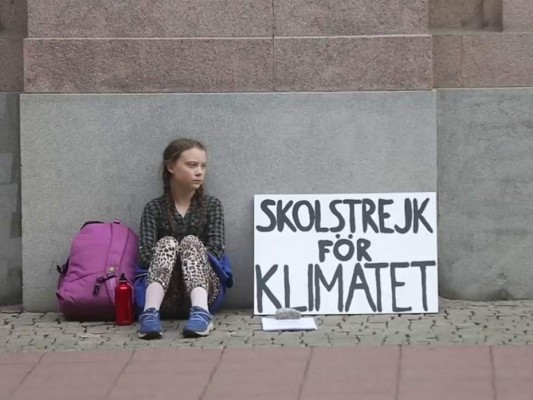 En agosto de 2018 la adolescente comenzó a faltar a la escuela para protestar en solitario por la falta de acciones para combatir el cambio climático frente al Parlamento de Suecia. Ella sostuvo una pancarta que decía, ''Huelga escolar por el clima''.