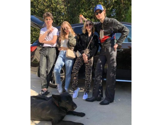 Kiernan Shipka (Sabrina, Netflix) y sus amigos <br/> <br/> <br/> <br/> <br/> <br/> <br/> <br/> <br/> <br/> <br/> <br/> <br/> <br/>