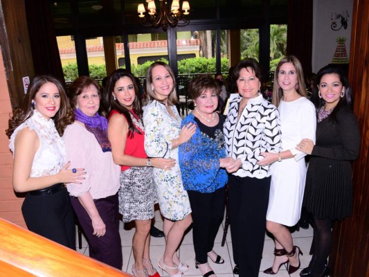 Giselle Rojas, Rosario Marinakys, Tricia Matuty, Stephanie Marinakys, Mary Tinoco, Nena Díaz, Alexia Belot y Andrea Quintana.