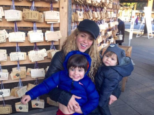 Familia feliz! La cantante colombiana compartió esta fotografía junto a sus hijos Sasha y Milan en Tokio.