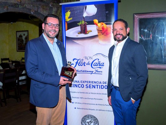 Mario Suazo, gerente comercial de Flor de Caña para Centroamerica y Oscar Banegas, gerente de marca para Honduras. Foto: Daniel Madrid