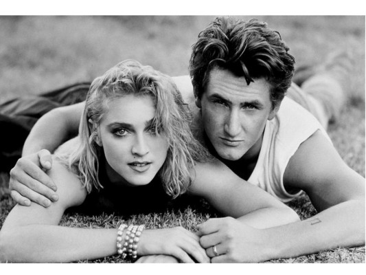 Madonna y Sean Penn (1985-1989). Madonna comenzó a salir con el actor Sean Penn mientras filmaba el videoclip de 'Material Girl', el 16 de agosto de 1985, el mismo día en que ella cumplía 27 años y él 25 al día siguiente, se convirtieron en esposo. La celebración tuvo 200 invitados y se realizó en una mansión situada en lo alto de un acantilado en Malibú, California.