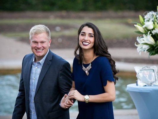 Jon Michael e Ivanna Molina en el Fort Worth Botanical Garden.