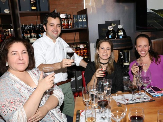 Yolanda Batres, Nicolás Farías, Anahí Paredes y Pía Batres durante la cata (Fotos: Hector Hernández)