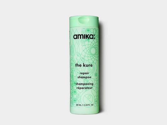 THE KURE REPAIR SHAMPOO AMIKA. Corrige mientras limpia. Este shampoo reparador, formulado con queratina y proteína de trigo reparar y fortalece el cabello dañado. By Sophis Beauty Supplies, disponible en www.shopestilo.hn