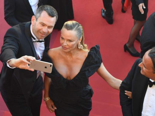 Pamela Anderson irreconocible en la alfombra roja de Cannes