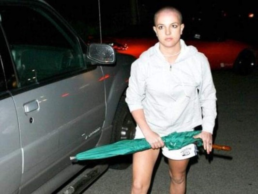 Los años 2007 y 2008 fueron aún más difíciles para la cantante, pues en un arranque de locura se afeito la cabeza y tuvo varios enfrentamientos con los paparazzis. Fue hospitalizada en dos ocasiones en 2007, y esto la llevó a perder la custodia de sus hijos la primera vez, ya que después en una segunda ocasión en 2008 no quería entregarlos y se encerró en el baño de su casa con uno de sus hijos, y de nuevo tuvo que ser hospitalizada.