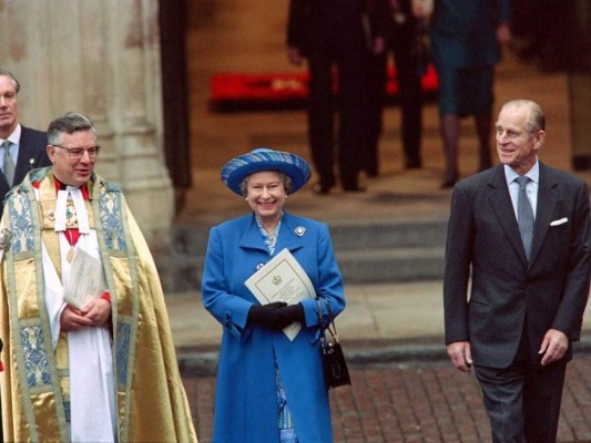 El 20 de noviembre de 1997, la monarca y su conyugue celebraron 50 años de matrimonio yendo a un servicio religioso en la Abadía de Westminster. 'Él ha sido mi fortaleza durante todos estos años. La familia entera, muchos países y yo le debemos una deuda mayor de la que él reclamaría', dijo la monarca en un discurso ese día. Felipe, por su lado, exclamó que el secreto de su matrimonio era tener mucha tolerancia.