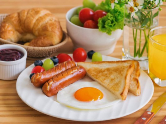 ¡No omitas el desayuno! Este hábito puede afectar seriamente la salud de nuestro corazón ya que aumenta los niveles del colesterol y eleva la presión arterial.