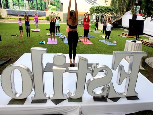 UrdhvaHastasana - Postura de Palmera.