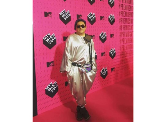 El actor, comediante y escritor conocida como “Manunisima” está considerado como el hombre que peor se vio en la noche de los MTV Miaw, al lucir como si iba para otra galaxia.