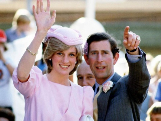 Las personas amaron, y bueno, todavía aman, a la Princesa Diana. Ella demostró ser mejor que su esposo en el manejo de la prensa y en simpatizar con el público.