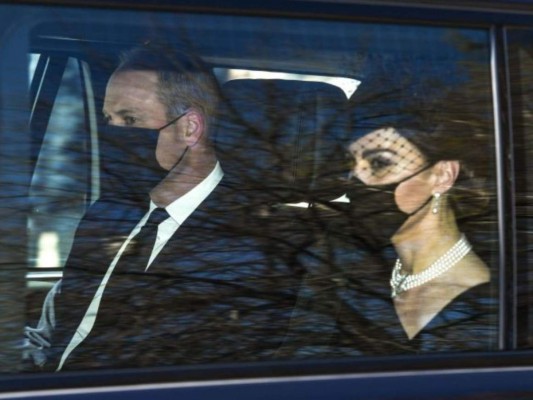 Los duques de Cambridge también asistieron, mientras el príncipe William formó parte de la procesión, Kate se sentó dentro de la capilla.