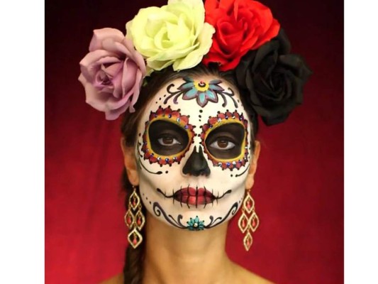 Todo Catrina, el atuendo rojo con el maquillaje típico mexicano