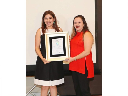 Karla Ávila, directora de asuntos legales y corporativos de Cervecería Hondureña recibió de manos de Claudia Lardizábal, representante de la UNAH el Premio Bandera Ecológica.Foto: Gerson Alachán