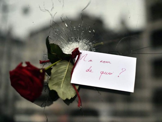 Una rosa fue colocada en el orificio de una de las balas en la calle Charonne en París