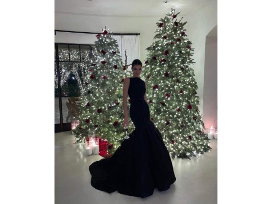 Kendall Jenner les desea una feliz Navidad, posando con este hermoso vestido.