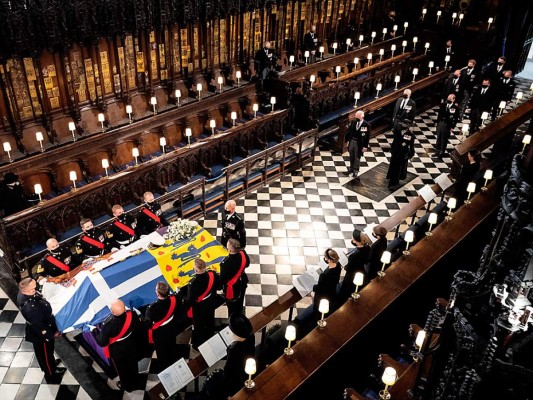La reina observa el momento en que el feretro es llevado frente al altar de la capilla para el servicio fúnebre (Photo by Dominic Lipinski / POOL / AFP)