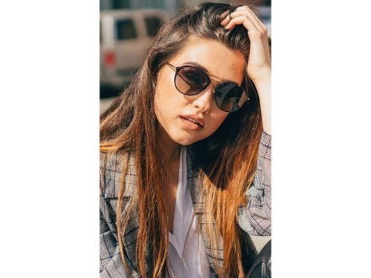 Las gafas polarizadas son un must para aquellas personas que pasan bastante tiempo fuera, ya que ayudan a reducir el resplandor de las superficies reflectantes. Esto va de la mano con la protección, puedes buscar un hermoso estilo que también sea un descanso para tus ojos.