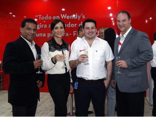 Brindis por el nuevo Wendy's Circunvalación