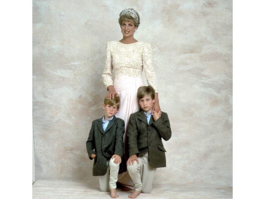Diana con un diseño de Catherine Walker posa con sus hijos William y Harry en agosto de 1991