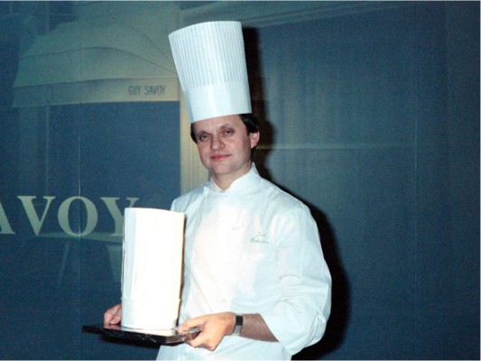 El chef Joël Robuchon también fue apasionado del perfeccionismo de la cocina japonesa y eso lo incentivo para abrir el restaurante: L’Atelier de Joël Robuchon en 2003 en Tokio y París. Seguidamente la exitosa propuesta se convirtió en una marca gastronómica reconocida en Nueva York, Las Vegas, Londres Hong Kong, Taipei y Singapur