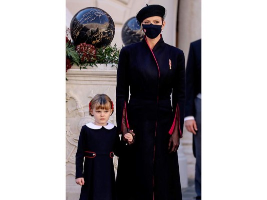 Charlene con su hija Gabriella, quien lucía un vestido a tono con el de su madre con cuello peter pan (Photo by Valery HACHE / POOL / AFP)