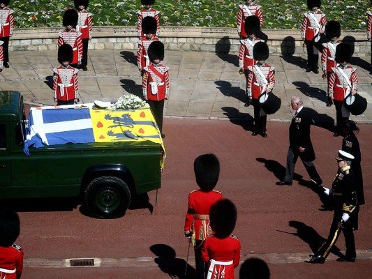 La procesión sigue el Land Rover que transporta el féretro del príncipe Felipe fue escoltada por miembros de la Royal Navy, Royal Marines, el Ejército Británico y la Royal Air Force (Photo by HANNAH MCKAY / POOL / AFP)